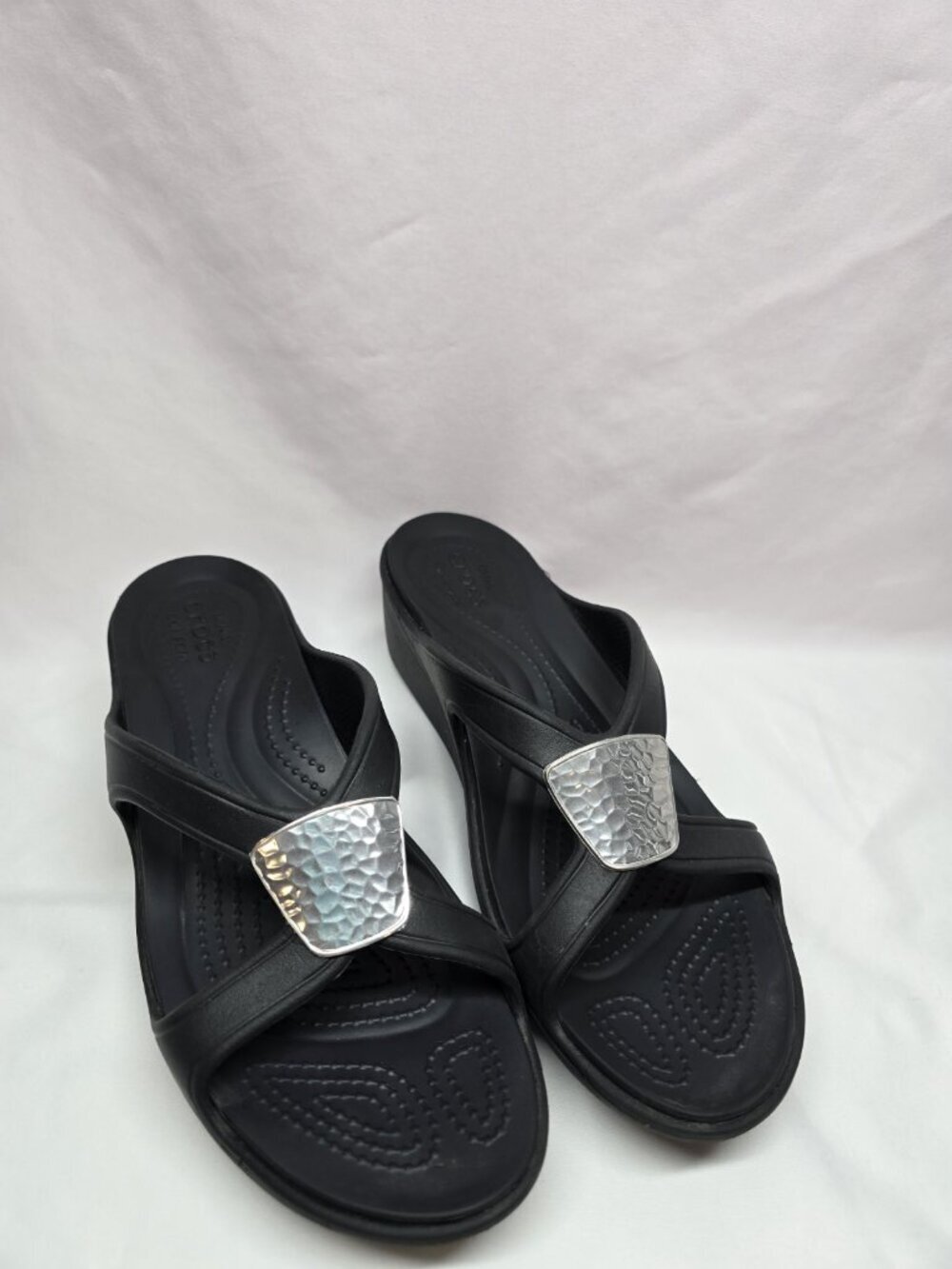 Crocs Sanrah Womens Silver Hammered Medallion Black Wedge Sandals Size 9